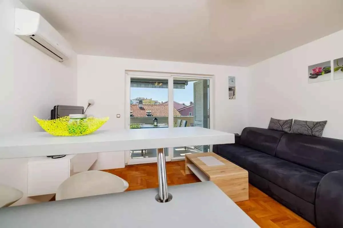 Apartment In Crikvenica 51198