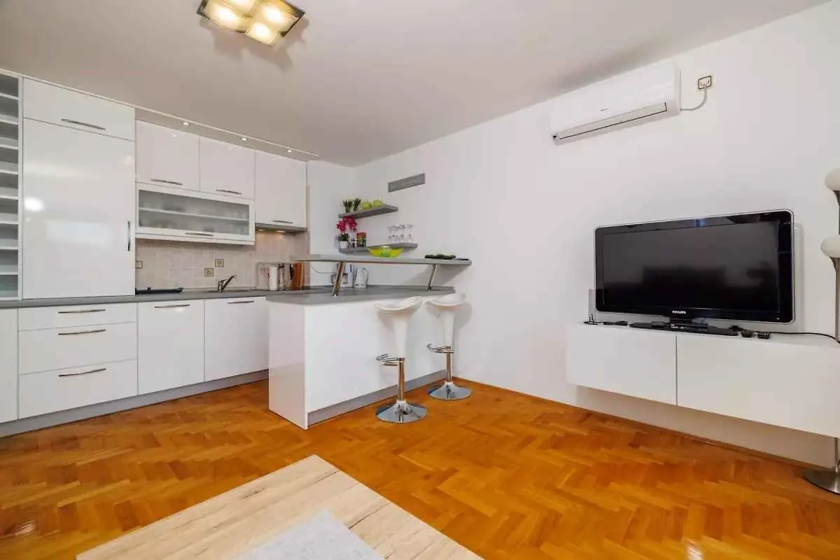 Apartment In Crikvenica 51198